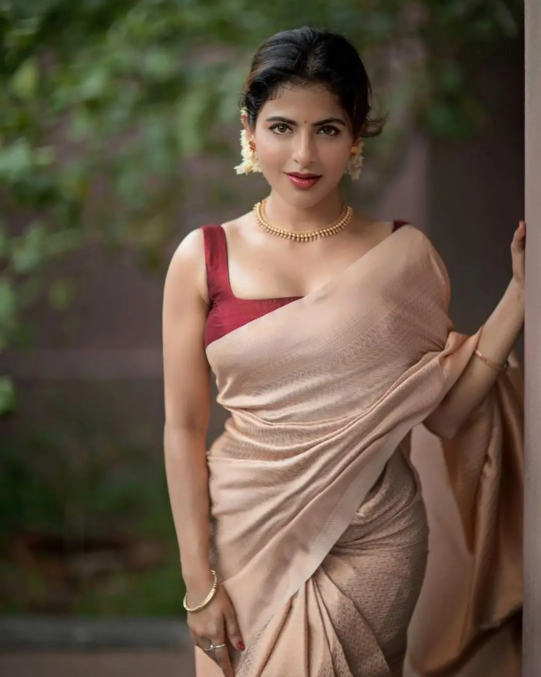 INDIAN GIRL ISWARYA MENON IN TRADITIONAL WHITE SAREE SLEEVELESS MAROON BLOUSE